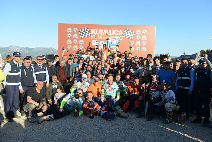 Antalya’nın Kumluca ilçesinde düzenlenen Türkiye'nin ilk Kum Enduro yarışları tamamlandı. 