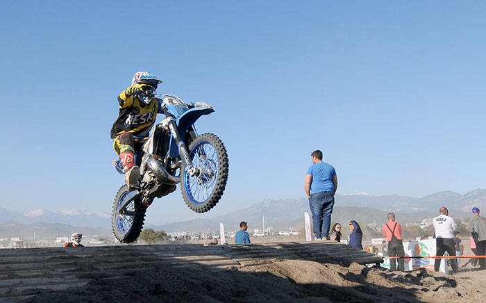 Antalya’nın Kumluca ilçesinde düzenlenen Türkiye'nin ilk Kum Enduro yarışları tamamlandı. 