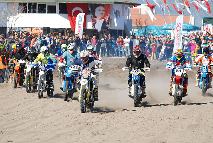 Antalya’nın Kumluca ilçesinde düzenlenen Türkiye'nin ilk Kum Enduro yarışları tamamlandı. 