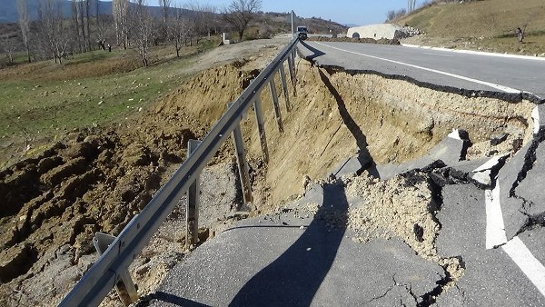 Hüseyin Özbakır adlı vatandaş da, ''Toprak ile yapılan yol bu kadar durur. Hafriyat atacak yer bulamadılar, yüksek yerlerin hafriyatını, toprağını getirip buraya doldurdular. Karayolları mühendisleri ve diğer mühendislerin hatası, hepsi bu. Sadece burası değil ki, kaçıncı kayış. Her tarafı toprakla dolduruldu, onun için kayıyor'' diye konuştu. 