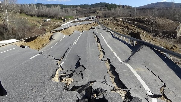 Kütahya'da Emet-Tavşanlı karayolunun çökmesi sonucu 3 metre derinliğinde ve 30 metre genişliğinde dev bir çukur oluştu. 