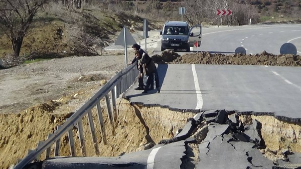 Kütahya'da Emet-Tavşanlı karayolunun çökmesi sonucu 3 metre derinliğinde ve 30 metre genişliğinde dev bir çukur oluştu. 