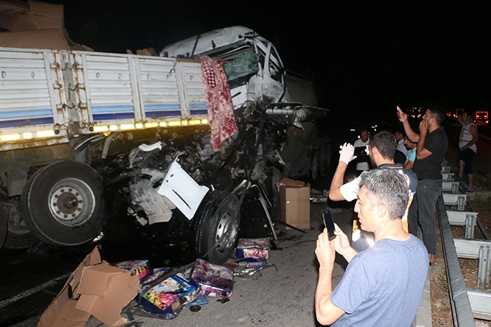 Kütahya'da meydana gelen zincirleme trafik kazasında 1 kişi öldü, 4 kişi yaralandı. 