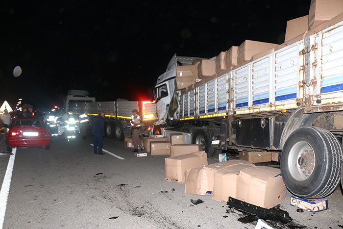 Kütahya'da meydana gelen zincirleme trafik kazasında 1 kişi öldü, 4 kişi yaralandı. 