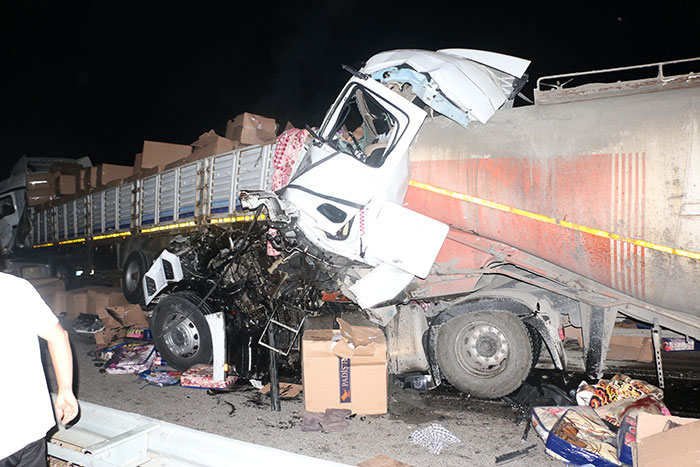 Kütahya'da meydana gelen zincirleme trafik kazasında 1 kişi öldü, 4 kişi yaralandı. 