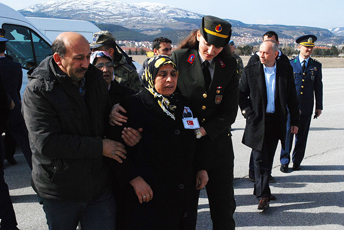 El Bab'da DEAŞ terör örgütünün daha önceden yola döşenmiş olduğu EYP’nin patlaması sonucu şehit olan Uzman Çavuş 23 yaşındaki Selman Çelik'in cenazesi memleketi Kütahya'ya getirildi.