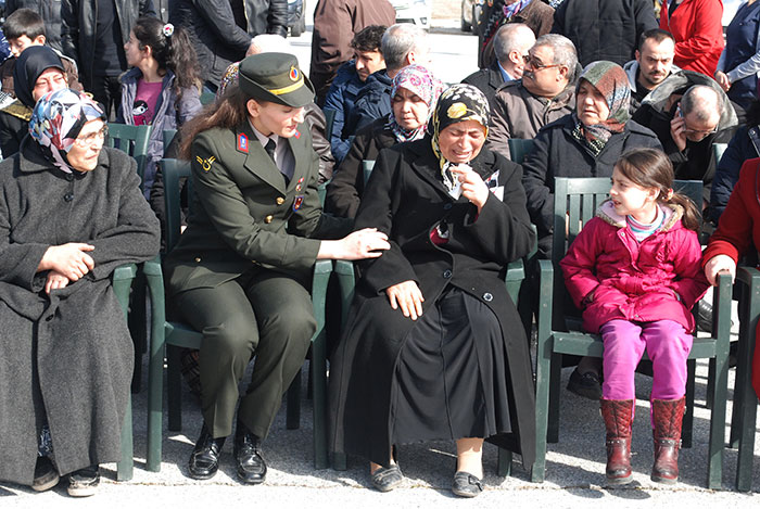 El Bab'da DEAŞ terör örgütünün daha önceden yola döşenmiş olduğu EYP’nin patlaması sonucu şehit olan Uzman Çavuş 23 yaşındaki Selman Çelik'in cenazesi memleketi Kütahya'ya getirildi.