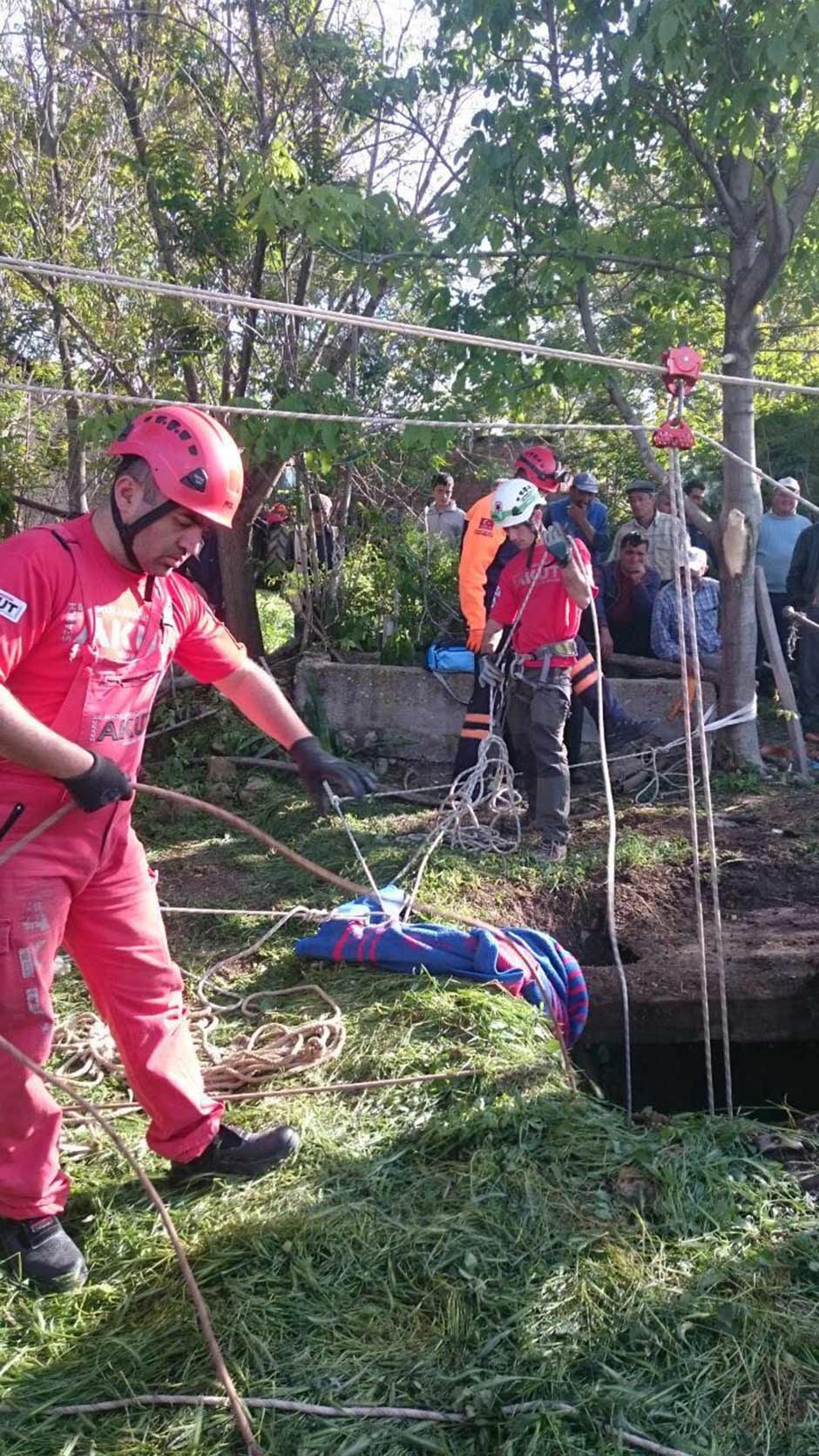 Arama Kurtarma Derneği (AKUT) Eskişehir gönüllüleri ve Afet ve Acil Durum (AFAD) Eskişehir ekibi, Sivrihisar’da su kuyusuna düşen inek için seferber oldu. 