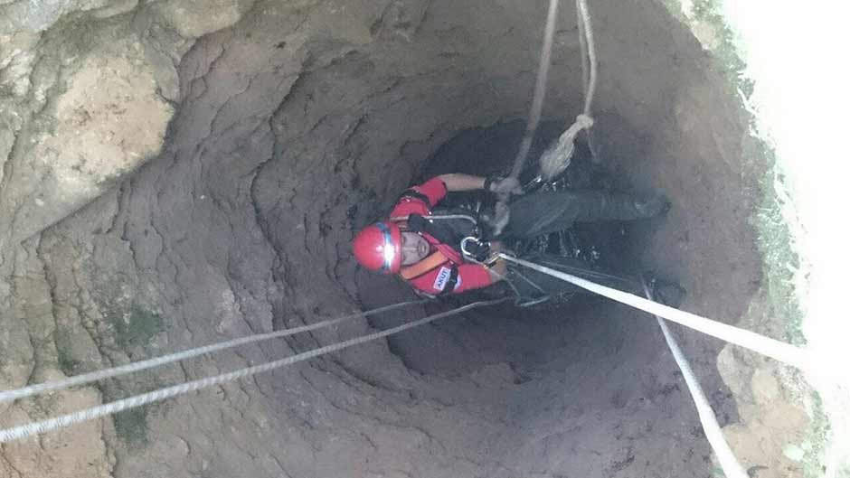 Arama Kurtarma Derneği (AKUT) Eskişehir gönüllüleri ve Afet ve Acil Durum (AFAD) Eskişehir ekibi, Sivrihisar’da su kuyusuna düşen inek için seferber oldu. 