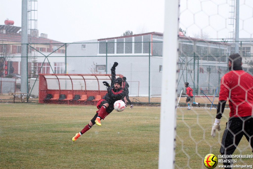 TFF 1. Lig’de zirvede yer alan Eskişehirspor’da Şanlıurfaspor mesaisi tüm hızıyla sürüyor.