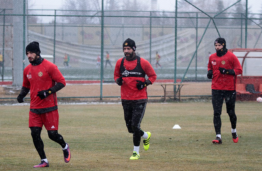 TFF 1. Lig’de zirvede yer alan Eskişehirspor’da Şanlıurfaspor mesaisi tüm hızıyla sürüyor.