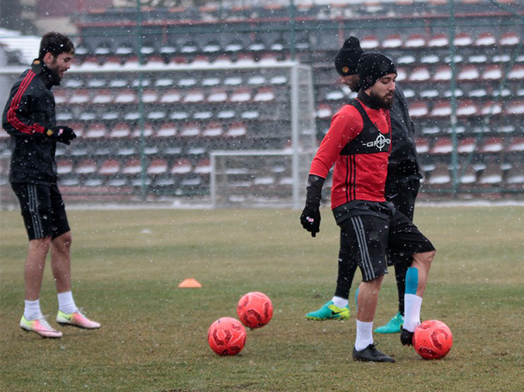 TFF 1. Lig’de zirvede yer alan Eskişehirspor’da Şanlıurfaspor mesaisi tüm hızıyla sürüyor.