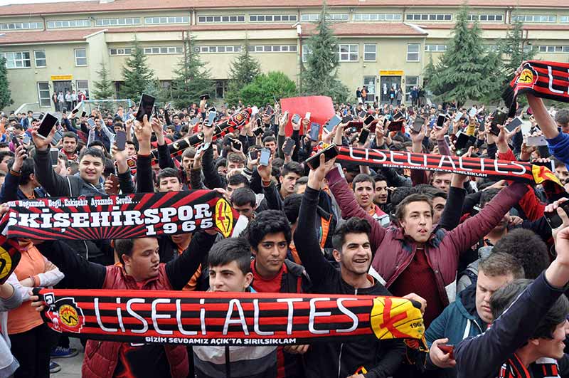 Eskişehir’de bulunan Şehit Murat Tuzsuz Mesleki Teknik ve Endüstri Meslek Lisesi’nde öğrenim gören yaklaşık bin 300 öğrenci, Eskişehirspor’a destek için düzenlenen SMS kampanyasına katıldı.