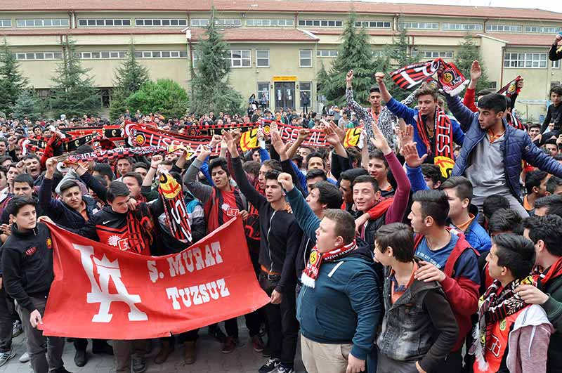 Eskişehir’de bulunan Şehit Murat Tuzsuz Mesleki Teknik ve Endüstri Meslek Lisesi’nde öğrenim gören yaklaşık bin 300 öğrenci, Eskişehirspor’a destek için düzenlenen SMS kampanyasına katıldı.