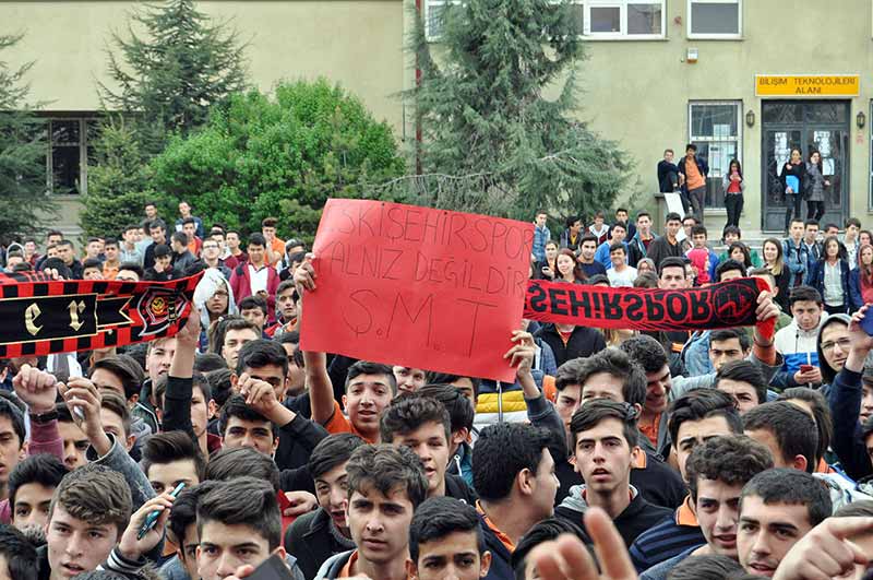 Eskişehir’de bulunan Şehit Murat Tuzsuz Mesleki Teknik ve Endüstri Meslek Lisesi’nde öğrenim gören yaklaşık bin 300 öğrenci, Eskişehirspor’a destek için düzenlenen SMS kampanyasına katıldı.