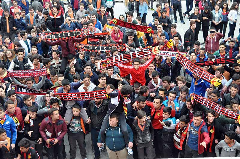 Eskişehir’de bulunan Şehit Murat Tuzsuz Mesleki Teknik ve Endüstri Meslek Lisesi’nde öğrenim gören yaklaşık bin 300 öğrenci, Eskişehirspor’a destek için düzenlenen SMS kampanyasına katıldı.