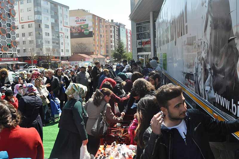 LÖSEV, "Anadolu’ya Tır Dolusu LÖSEV Yardımı" projesi ile Türkiye'nin dört bir yanında ihtiyaç sahibi hasta ve ailelerine yardımlar ulaştırmaya devam ediyor. 