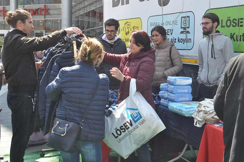 LÖSEV, "Anadolu’ya Tır Dolusu LÖSEV Yardımı" projesi ile Türkiye'nin dört bir yanında ihtiyaç sahibi hasta ve ailelerine yardımlar ulaştırmaya devam ediyor. 