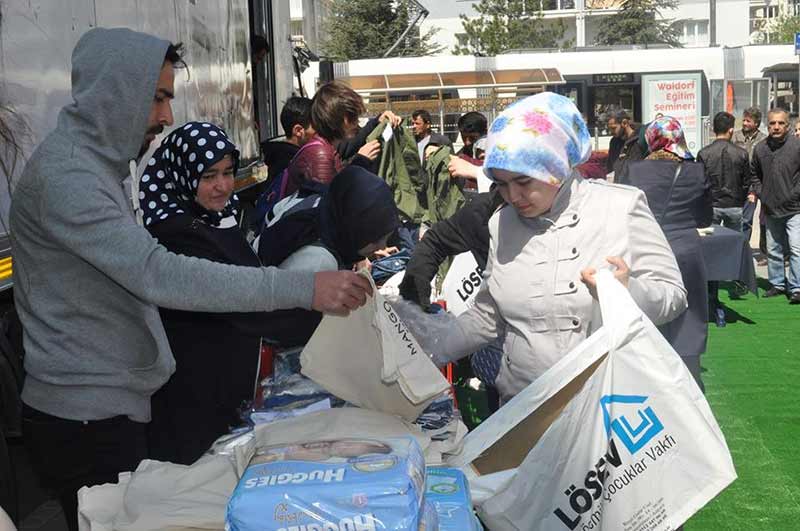 LÖSEV, "Anadolu’ya Tır Dolusu LÖSEV Yardımı" projesi ile Türkiye'nin dört bir yanında ihtiyaç sahibi hasta ve ailelerine yardımlar ulaştırmaya devam ediyor. 