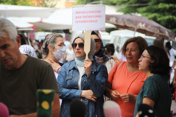 Medeni yasanın 661’inci maddesine göre; Bir kimse mülkünü kullanırken, hele sınai işler yaparken komşusuna zarar verecek her türlü taşlıklardan çekinmeye mecburdur. Medeni yasanın bu maddesine göre, bireylerin komşuluk haklarına dayanarak, komşularından bu istasyonu kaldırmasını istemeye hakkımız vardır. Bu amaçla Odunpazarı Kaymakamlığı ve Büyükşehir Belediyesi Mavi Masaya başvurulmuş ve kaldırılması amacıyla imza kampanyası başlatılmıştır.”  Öte yandan yapılan açıklama ve toplanan imzalar sonrası grup olaysız şekilde dağıldı. 