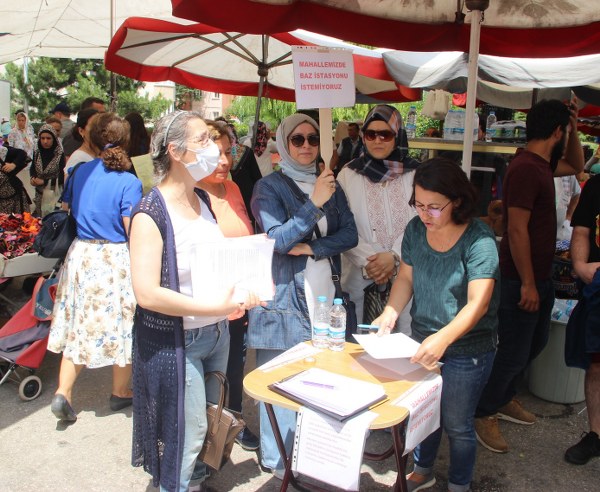 Eskişehir’in Akarbaşı Mahallesi sakinleri, yaşadıkları bölgede bulunan iki apartman çatısı üzerinde kurulan 9 baz istasyonunun kaldırılması için imza kampanyası düzenleyerek uygulamayı protesto etti. 