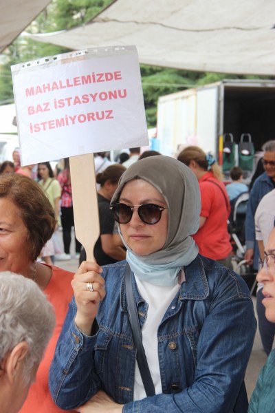 Eskişehir’in Akarbaşı Mahallesi sakinleri, yaşadıkları bölgede bulunan iki apartman çatısı üzerinde kurulan 9 baz istasyonunun kaldırılması için imza kampanyası düzenleyerek uygulamayı protesto etti. 