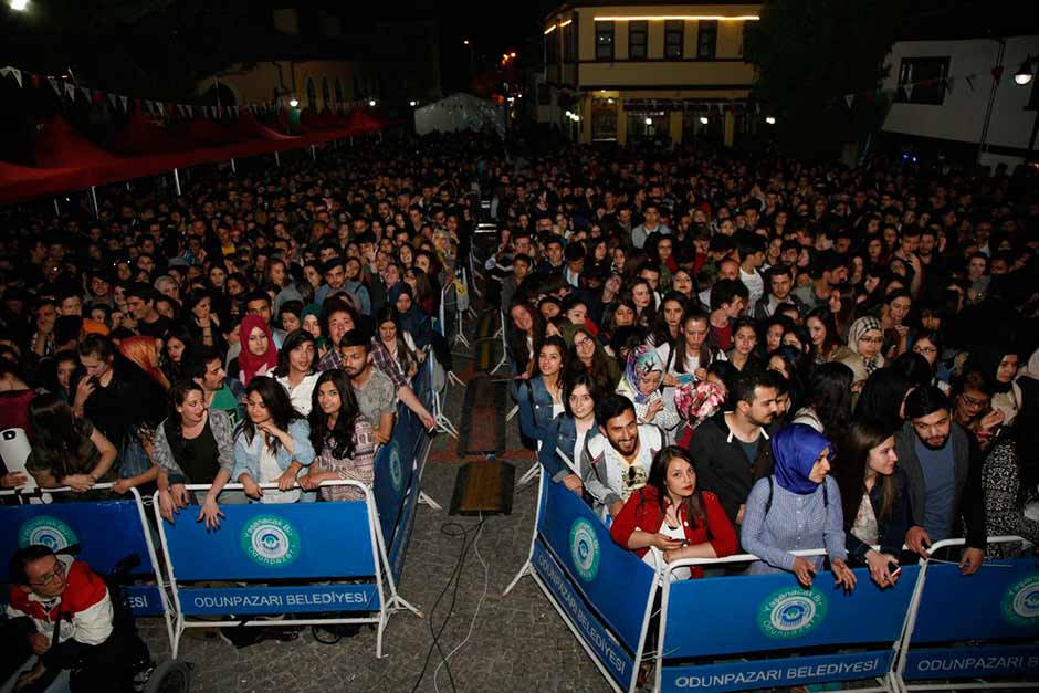 Festivalin ilk gününde Alternatif Rock, Nu-Metal tarzında müzik yapan MaNga Müzik Grubu konser verdi.