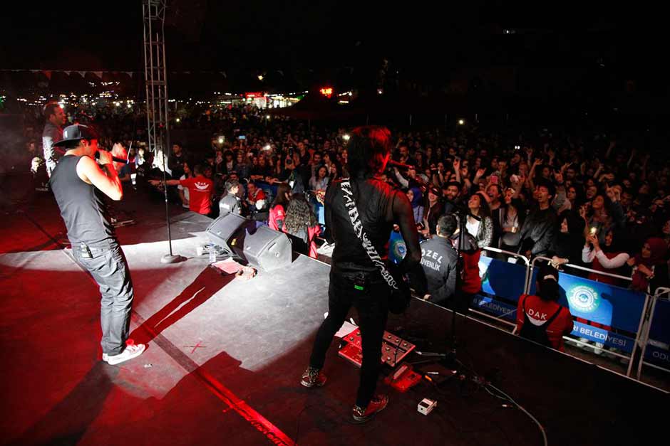 Festivalin ilk gününde Alternatif Rock, Nu-Metal tarzında müzik yapan MaNga Müzik Grubu konser verdi.