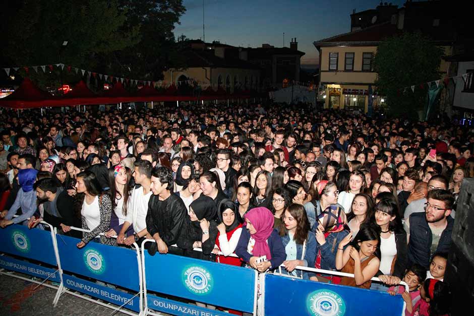 Festivalin ilk gününde Alternatif Rock, Nu-Metal tarzında müzik yapan MaNga Müzik Grubu konser verdi.