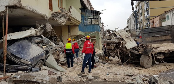 Kayseri'nin Develi ilçesinde kontrolden çıkan çekirdek yüklü kamyonun neden olduğu kaza sonrasında ortaya çıkan manzara görenleri dehşete düşürürken, 2 kişi hayatını kaybetti. 