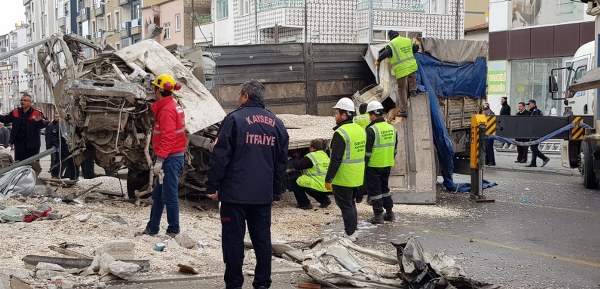 Kayseri'nin Develi ilçesinde kontrolden çıkan çekirdek yüklü kamyonun neden olduğu kaza sonrasında ortaya çıkan manzara görenleri dehşete düşürürken, 2 kişi hayatını kaybetti. 