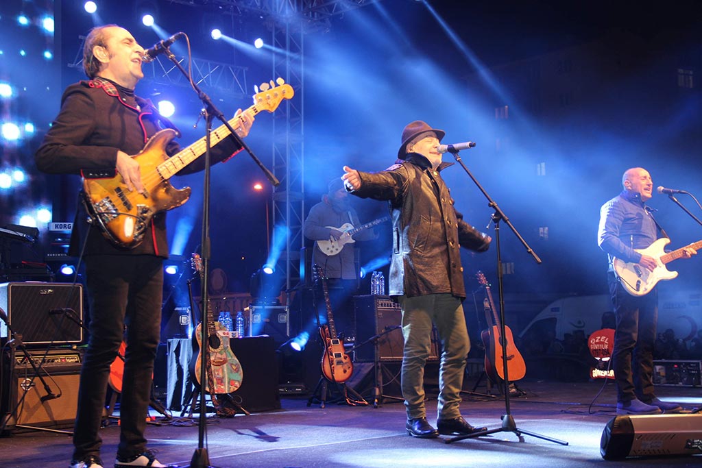 Eskişehir’de ünlü müzik grubu MFÖ konser verdi. Binlerce kişinin alanı dolduğu konserde, efsane isimler haline gelen Mahsar Alanson, Fuat Güneri ve Özkan Uğur birbirinden güzel şarkılarını Eskişehirliler için söyledi. 