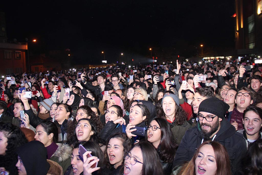 Eskişehir’de ünlü müzik grubu MFÖ konser verdi. Binlerce kişinin alanı dolduğu konserde, efsane isimler haline gelen Mahsar Alanson, Fuat Güneri ve Özkan Uğur birbirinden güzel şarkılarını Eskişehirliler için söyledi. 