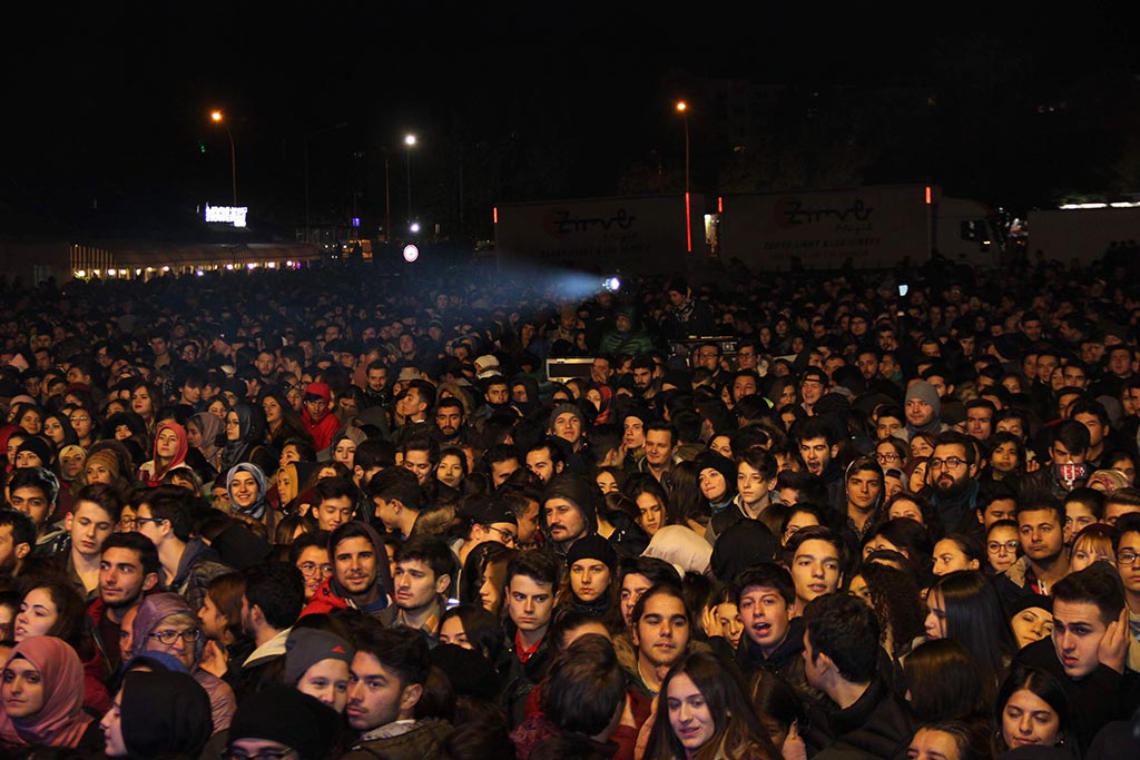 Eskişehir’de ünlü müzik grubu MFÖ konser verdi. Binlerce kişinin alanı dolduğu konserde, efsane isimler haline gelen Mahsar Alanson, Fuat Güneri ve Özkan Uğur birbirinden güzel şarkılarını Eskişehirliler için söyledi. 