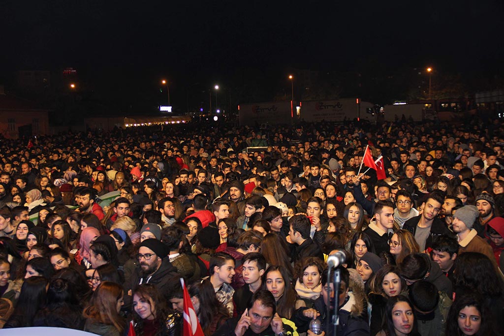 Eskişehir’de ünlü müzik grubu MFÖ konser verdi. Binlerce kişinin alanı dolduğu konserde, efsane isimler haline gelen Mahsar Alanson, Fuat Güneri ve Özkan Uğur birbirinden güzel şarkılarını Eskişehirliler için söyledi. 