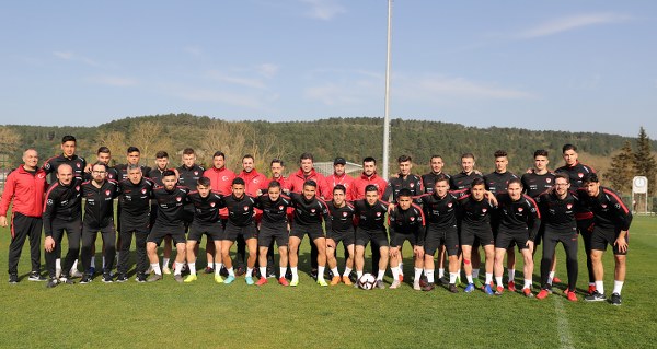 Eskişehirspor’da gösterdiği başarılı performansla Ümit Milli Takıma seçilen Mehmet Özcan milli takımla ilk antrenmanına çıktı.