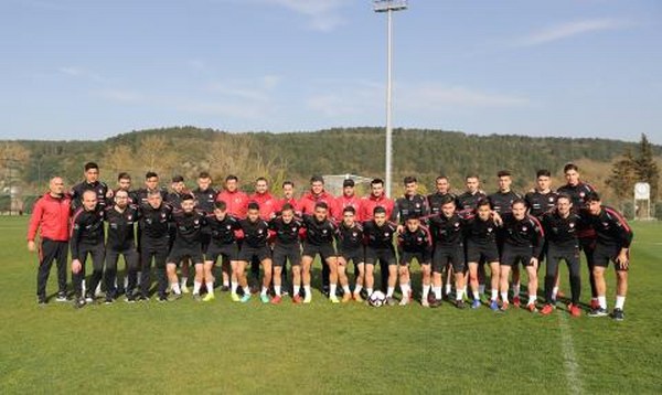 Eskişehirspor’da gösterdiği başarılı performansla Ümit Milli Takıma seçilen Mehmet Özcan milli takımla ilk antrenmanına çıktı.