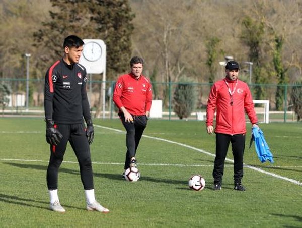 Eskişehirspor’da gösterdiği başarılı performansla Ümit Milli Takıma seçilen Mehmet Özcan milli takımla ilk antrenmanına çıktı.