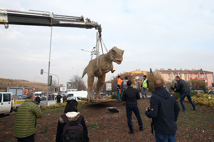 Melih Gökçek'in istifasının ardından Gökçek döneminde Ankara'da AOÇ Kavşağı'na konulan dinozor maketi bugün kaldırıldı.