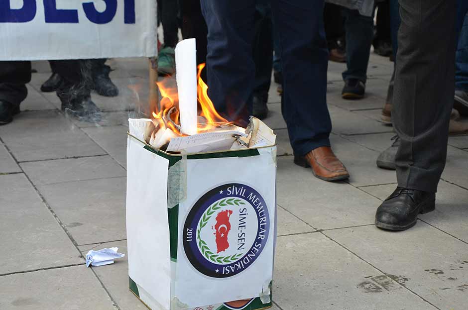 Milli Savunma Bakanlığı (MSB) ve Türk Silahlı Kuvvetleri'nde (TSK) görevli sivil memurlar kendilerine zam yapılmadığı gerekçesiyle eylem yaparak maaş bordrolarını yaktı. 