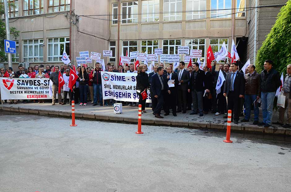 Milli Savunma Bakanlığı (MSB) ve Türk Silahlı Kuvvetleri'nde (TSK) görevli sivil memurlar kendilerine zam yapılmadığı gerekçesiyle eylem yaparak maaş bordrolarını yaktı. 