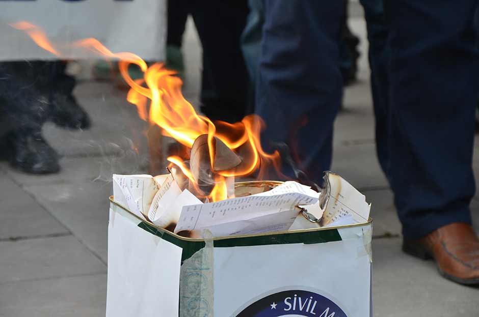 Milli Savunma Bakanlığı (MSB) ve Türk Silahlı Kuvvetleri'nde (TSK) görevli sivil memurlar kendilerine zam yapılmadığı gerekçesiyle eylem yaparak maaş bordrolarını yaktı. 