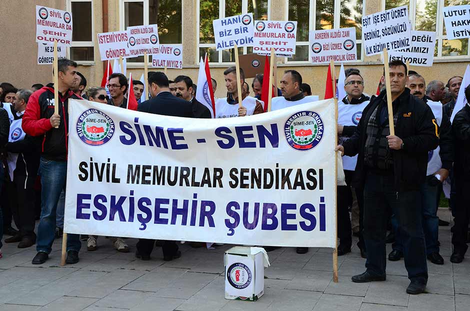 Milli Savunma Bakanlığı (MSB) ve Türk Silahlı Kuvvetleri'nde (TSK) görevli sivil memurlar kendilerine zam yapılmadığı gerekçesiyle eylem yaparak maaş bordrolarını yaktı. 