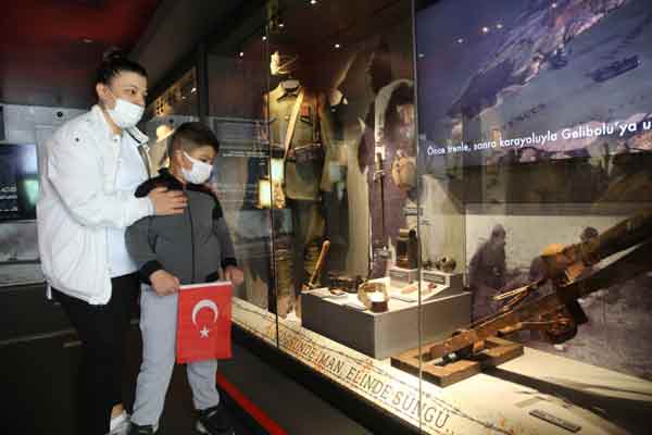 Çanakkale Savaşları'ndan kalma objelerin ve dijital gösterilerin yer aldığı "Çanakkale Savaşları Mobil Müzesi", Eskişehir'de ziyarete açıldı.