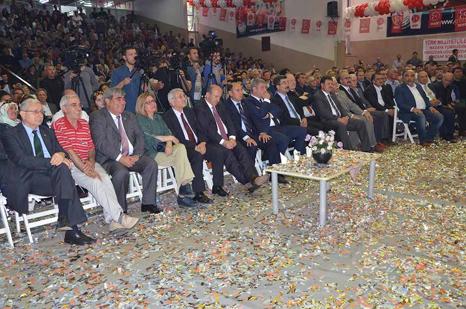 Milliyetçi Hareket Partisi (MHP) Genel Başkan Adayı Meral Akşener, iktidara gelmelerinin ardından Türkiye’yi bayram sofrasına çevireceklerini söyledi.