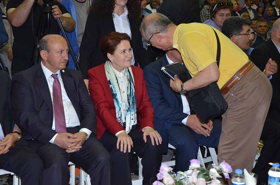 Milliyetçi Hareket Partisi (MHP) Genel Başkan Adayı Meral Akşener, iktidara gelmelerinin ardından Türkiye’yi bayram sofrasına çevireceklerini söyledi.