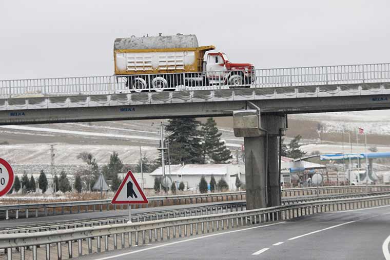 Eskişehir’de sabah saatleri itibariyle başlayan kar yağışı yüksek kesimleri beyaza büründü. 