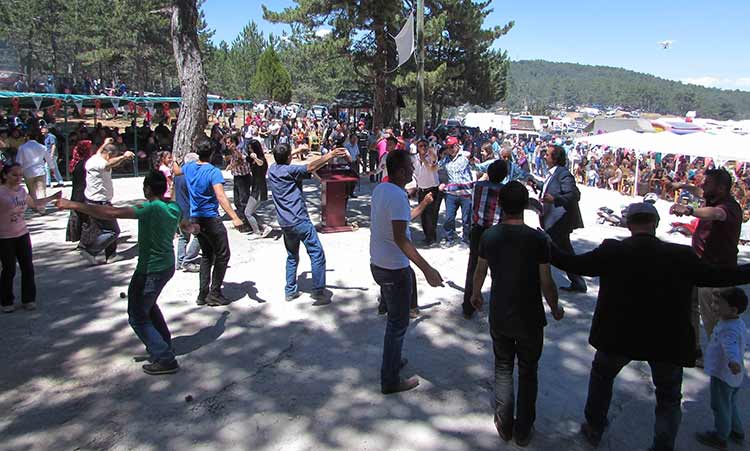 Kentimizde etkili bir lobiye sahip olan Mihalıççıklılar, kendi festivallerinde bir araya gelemedi. Bu yıl 38’nci düzenlenen Mihalıççıklılar Günü ve Kiraz Festivali’ne MİYAD’ın katılmaması dikkat çekti.