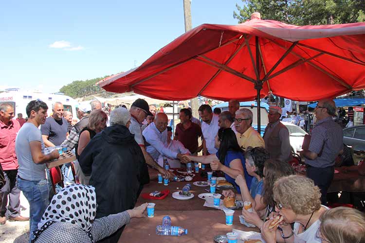 Kentimizde etkili bir lobiye sahip olan Mihalıççıklılar, kendi festivallerinde bir araya gelemedi. Bu yıl 38’nci düzenlenen Mihalıççıklılar Günü ve Kiraz Festivali’ne MİYAD’ın katılmaması dikkat çekti.