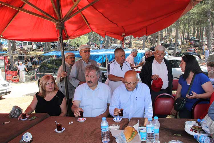 Kentimizde etkili bir lobiye sahip olan Mihalıççıklılar, kendi festivallerinde bir araya gelemedi. Bu yıl 38’nci düzenlenen Mihalıççıklılar Günü ve Kiraz Festivali’ne MİYAD’ın katılmaması dikkat çekti.